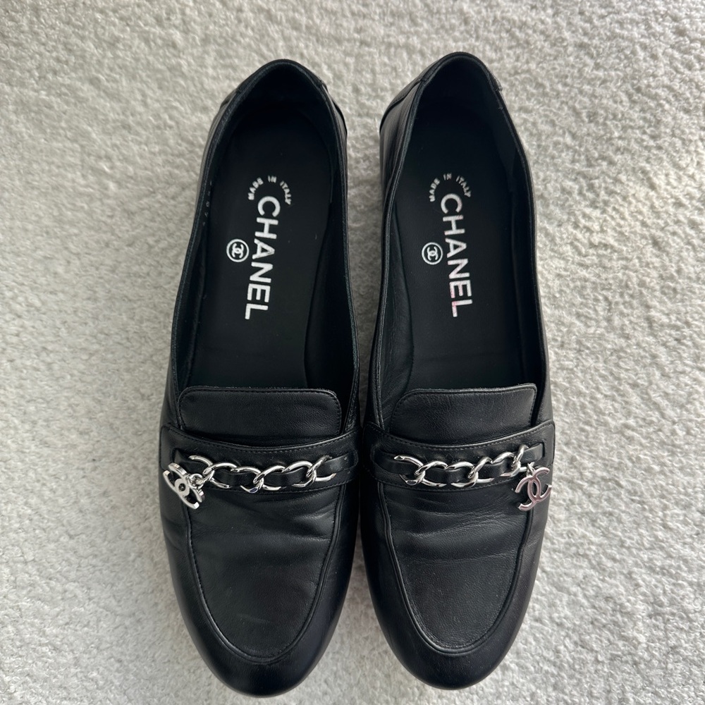 SOLD Chanel 2019 Moccasin Lambskin Flats/Loafers w/ Silver CC logo/ chain detail - Picture 3 of 13